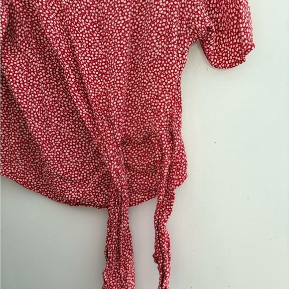 H&M floral Red and White Tie Front Short Sleeve Blouse size 10 - Picture 7 of 9